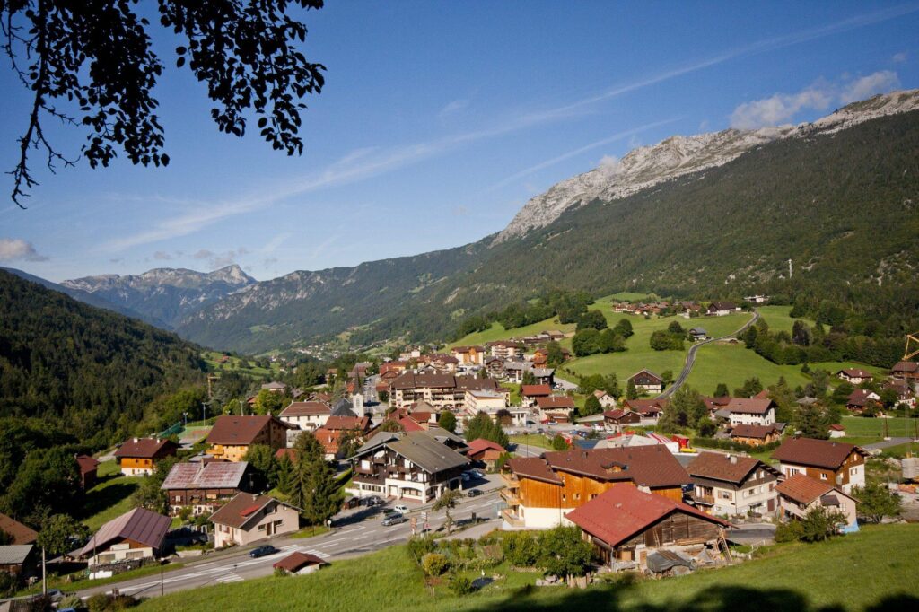 Village de montagne vu du ciel en été