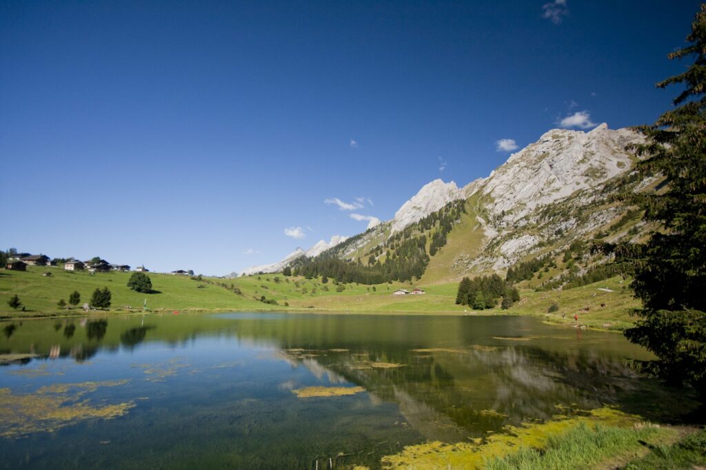 Lac avec petit château en reflet