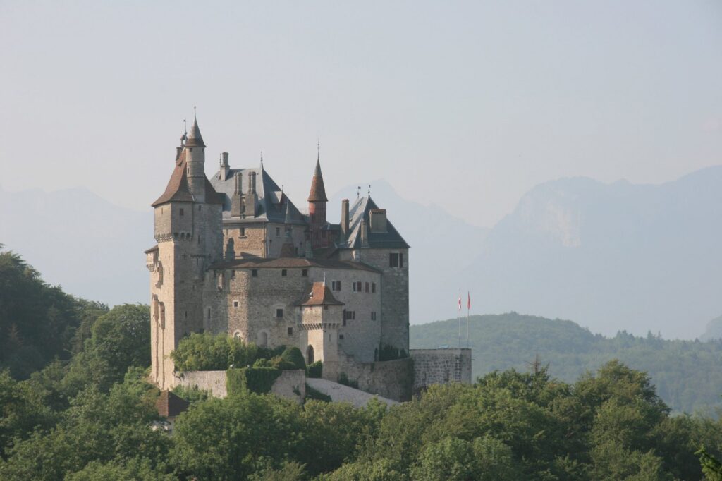 Château perché sur une colline