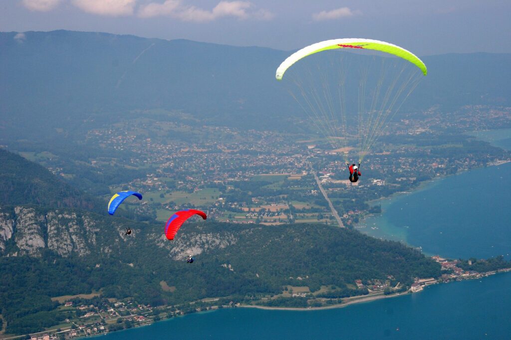 Parapente survolant un lac