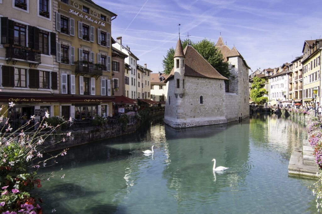 Vieille ville traversée par un canal