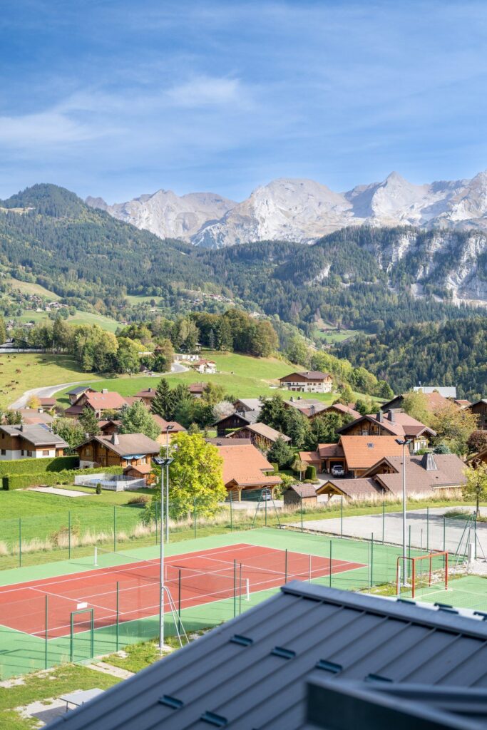 Vue aérienne du village avec terrain de tennis