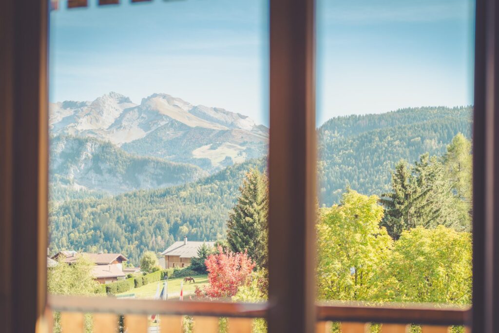 Vue automnale sur la montagne depuis une fenêtre