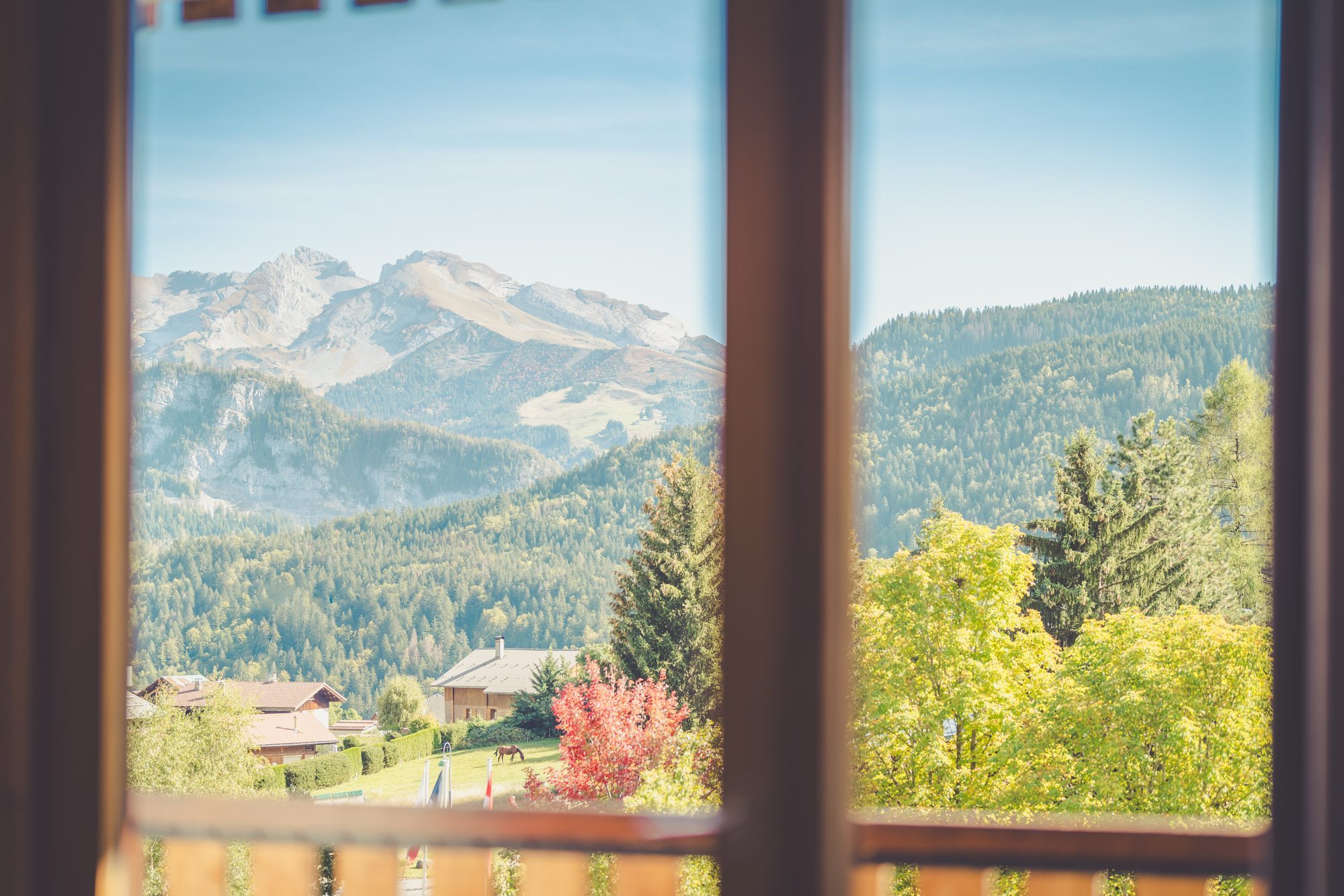 Vue automnale sur la montagne depuis une fenêtre