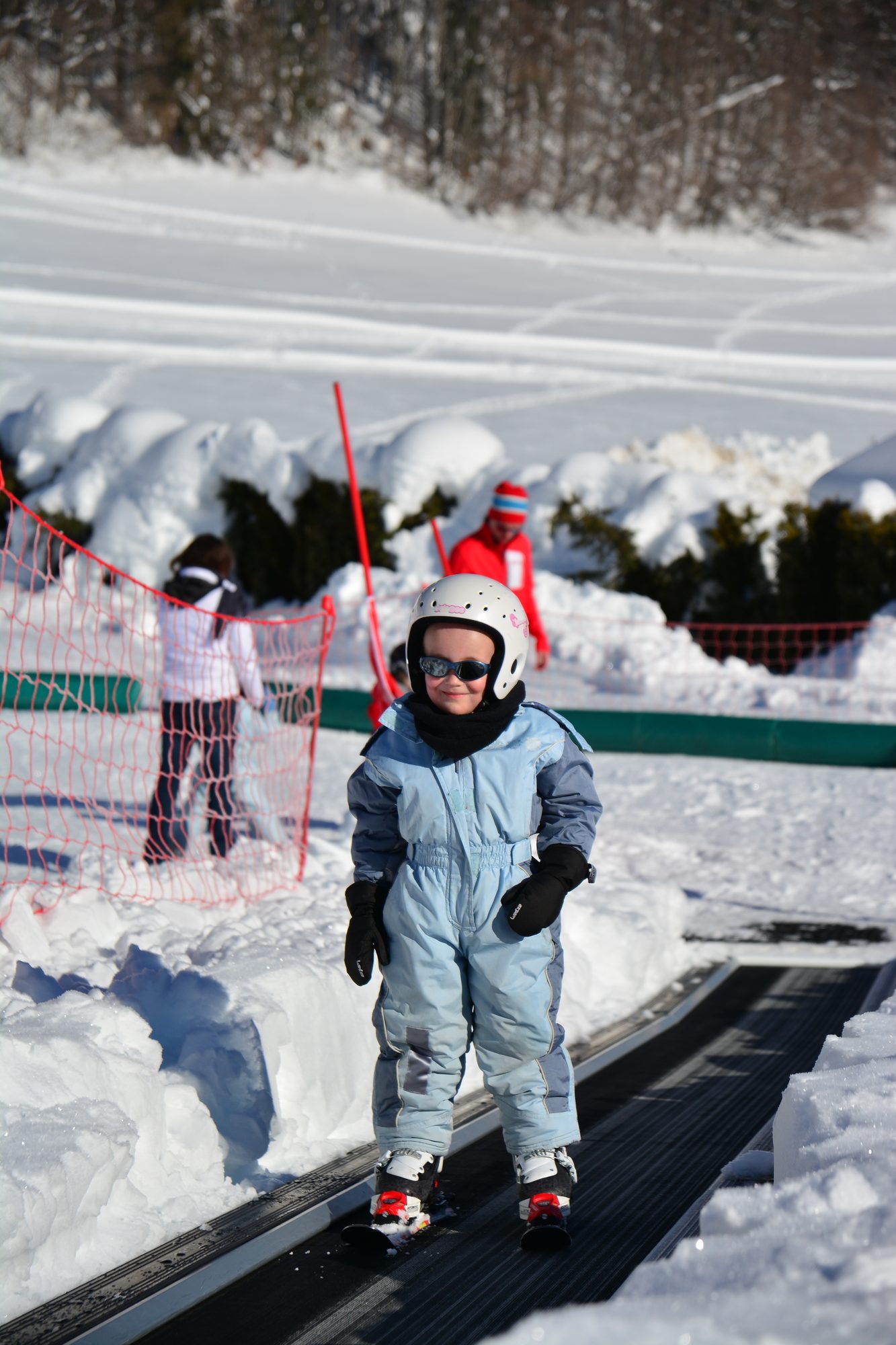 Enfant apprenant à skier sur tapis roulant