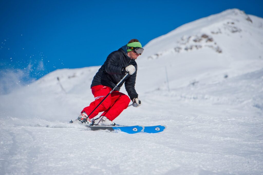 Skieur en pleine descente sur une piste