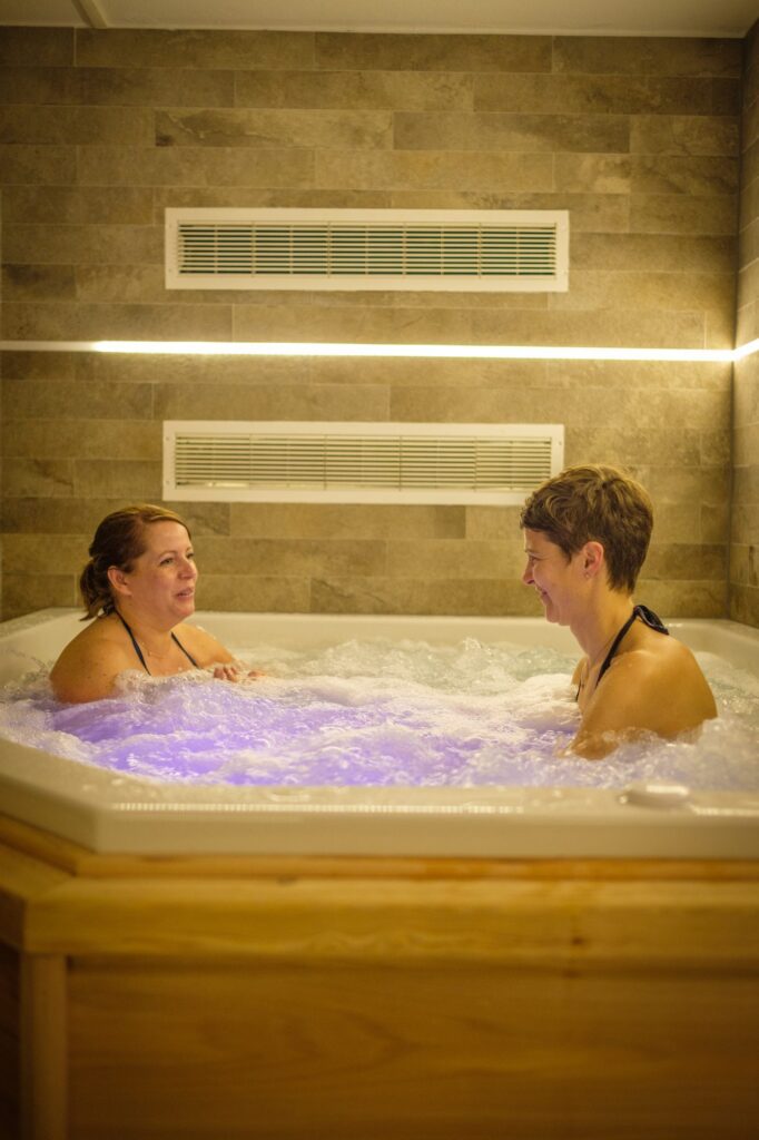 Couple dans un jacuzzi à l'éclairage tamisé