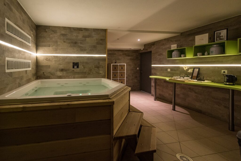 Bassin de jacuzzi en bois avec éclairage design