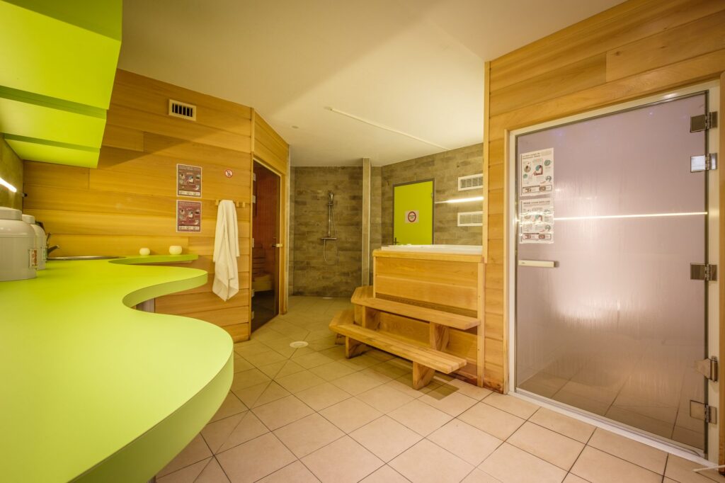 Sauna en bois avec touche de couleur verte