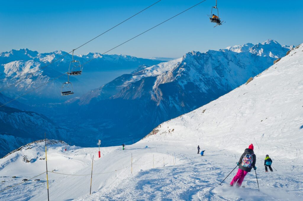 Télésiège survolant une piste enneigée