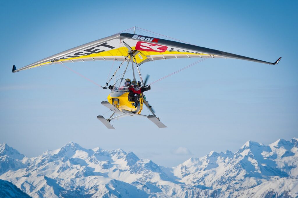 Deltaplane survolant les sommets enneigés