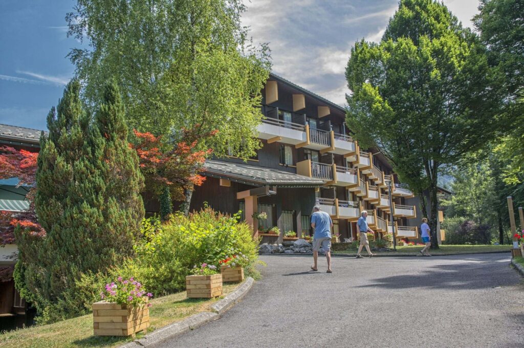 Bâtiment entouré d'arbres en été