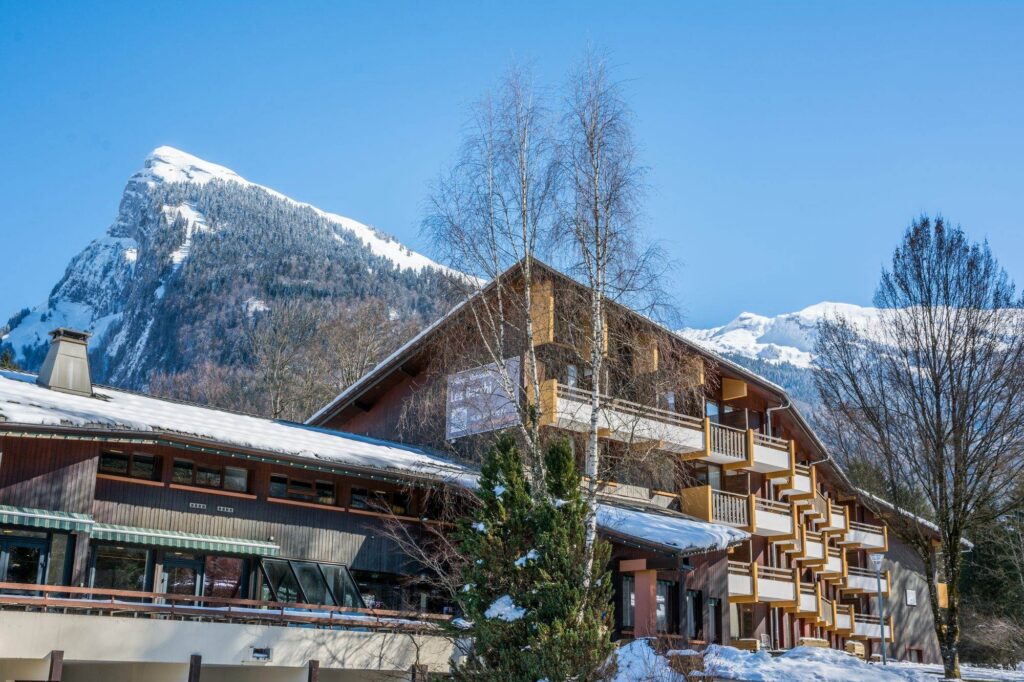 Chalet enneigé avec vue sur les sommets