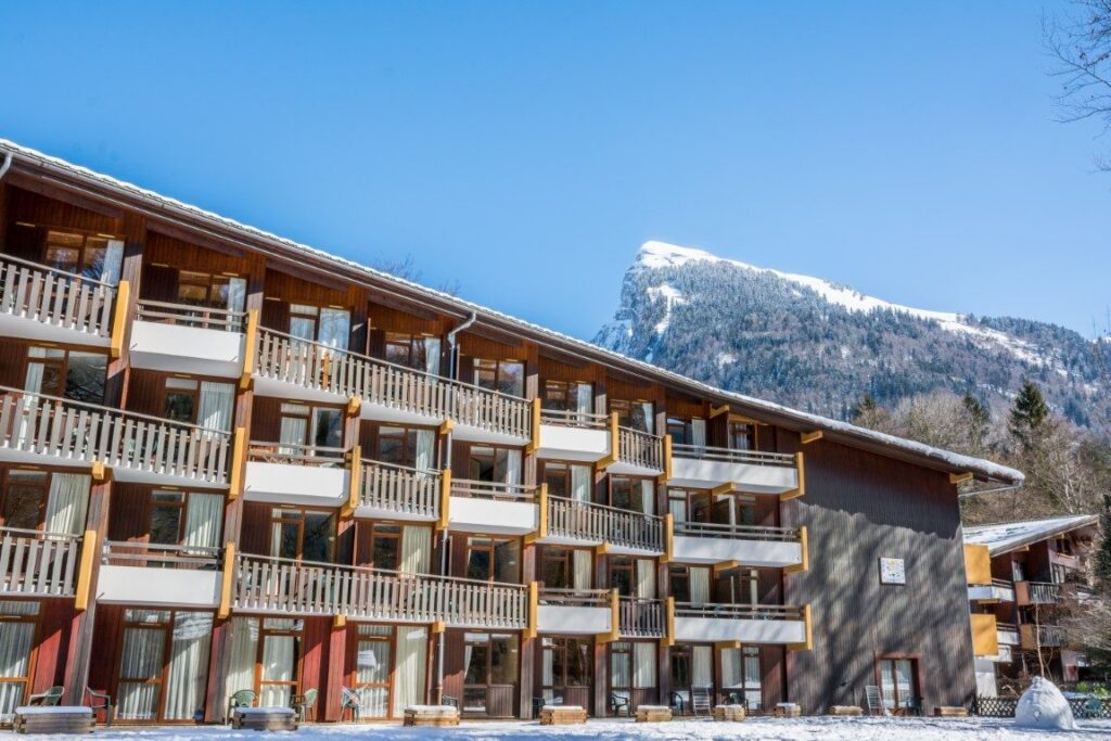 Immeuble à balcons sous la neige