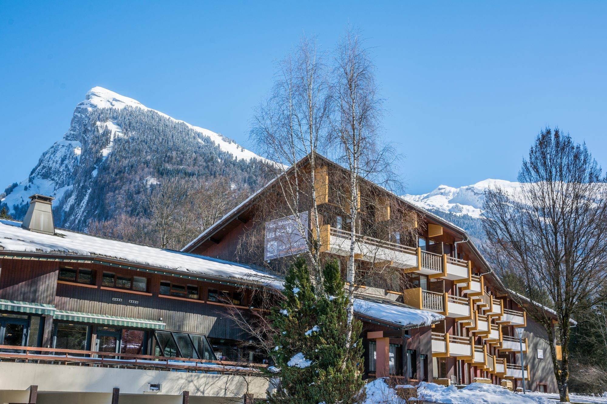 Chalet enneigé avec vue sur les sommets
