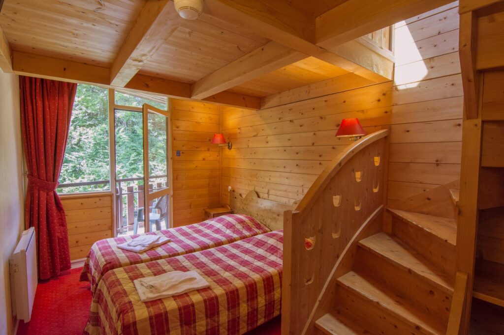 Chambre mansardée avec escalier en bois