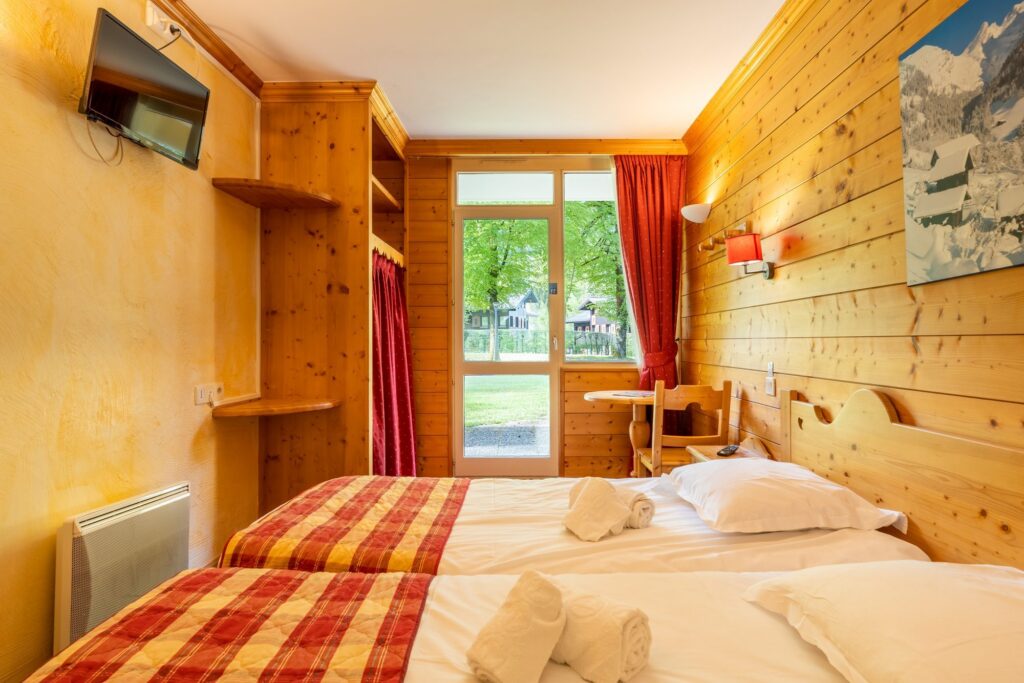 Chambre en bois avec chauffage apparent