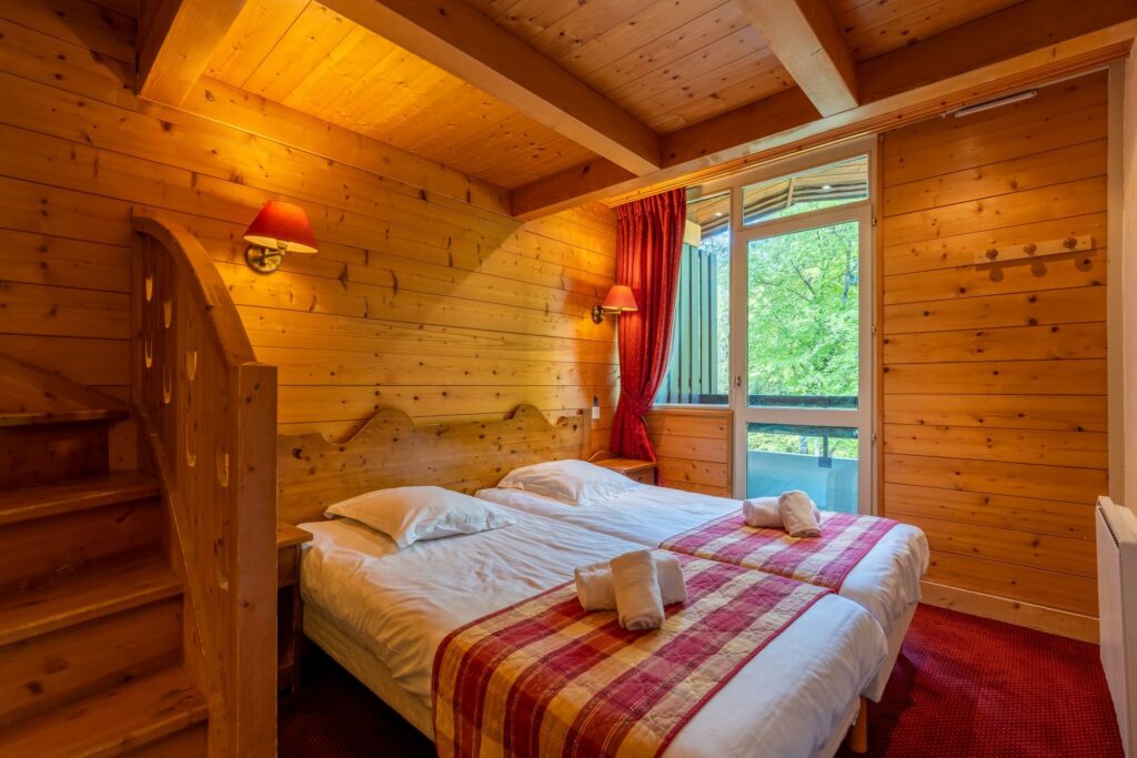 Chambre à literie rouge et blanche