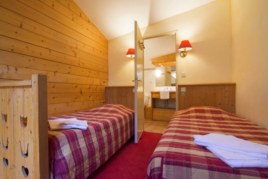 Chambre mansardée aux murs en bois