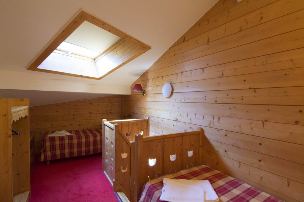 Chambre mansardée avec velux et rangements