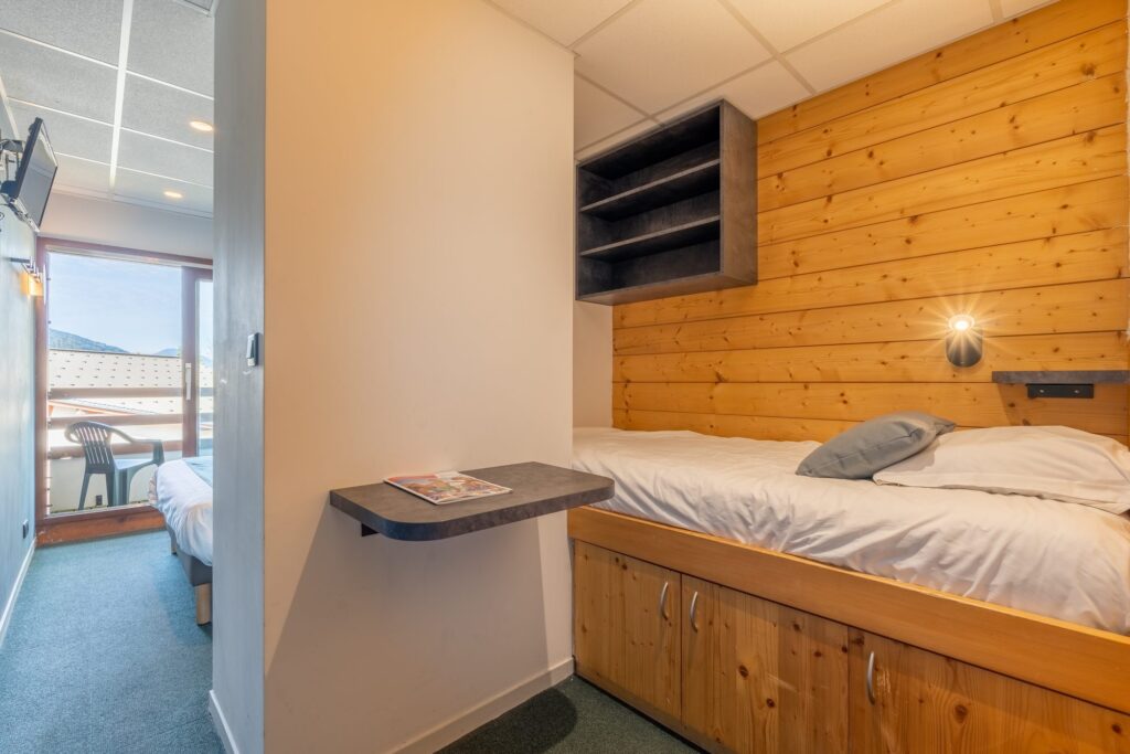 Chambre simple avec étagère murale
