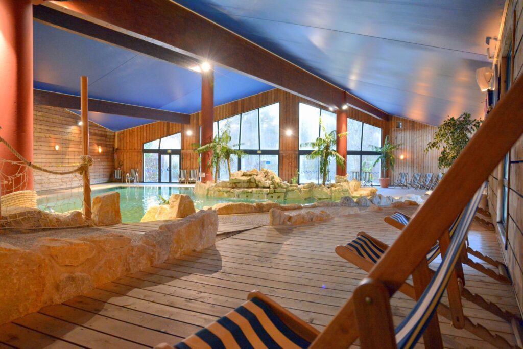 Grand bassin de piscine intérieure en bois