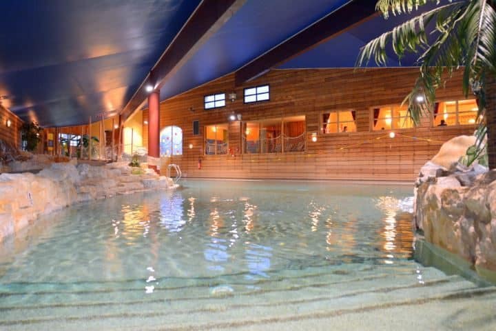 Piscine intérieure en bois vue en longueur