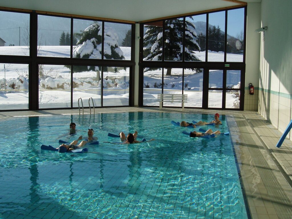 Piscine intérieure avec nageurs