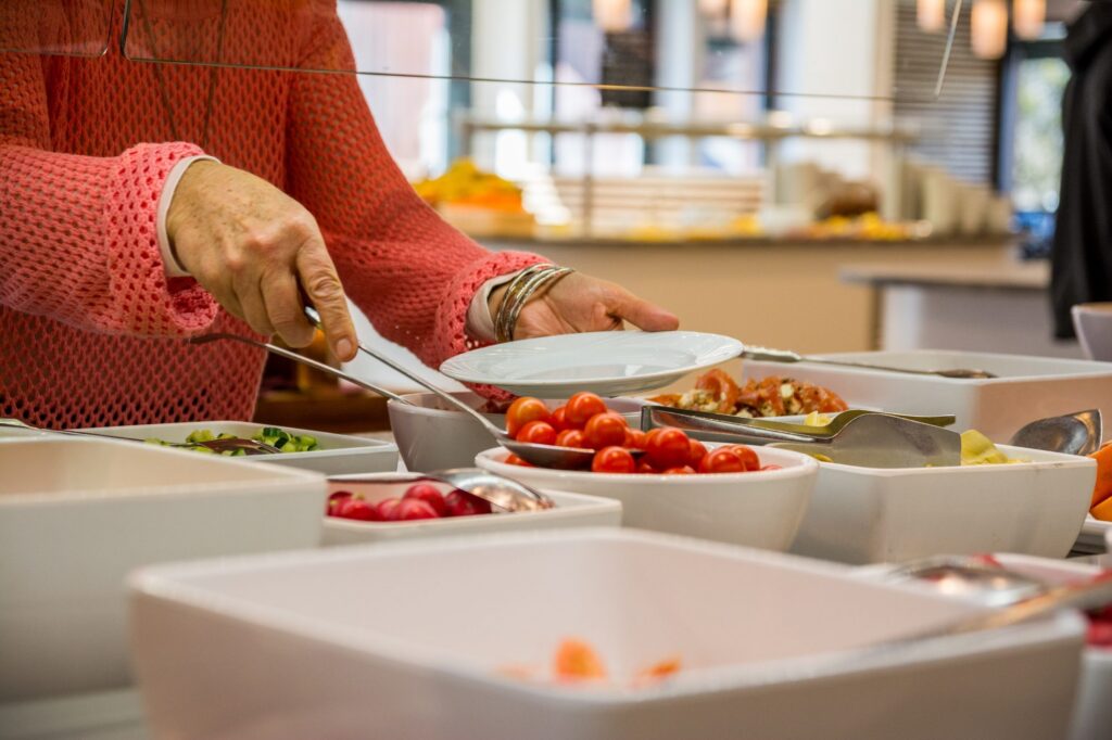 Personne dressant une assiette de tomates