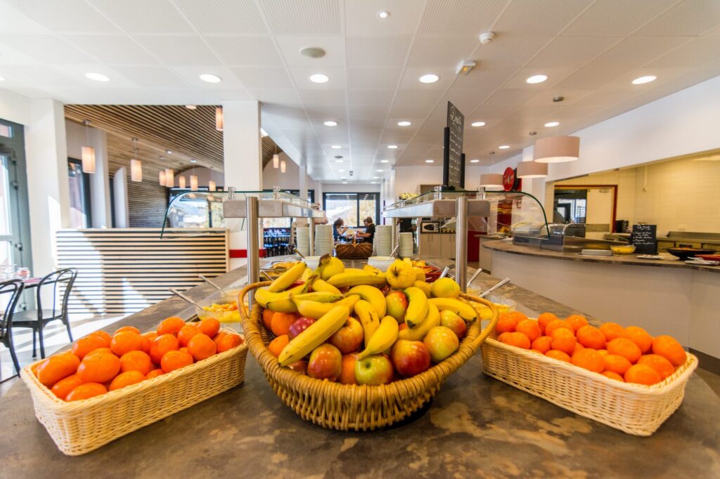 Buffet garni de paniers d'oranges