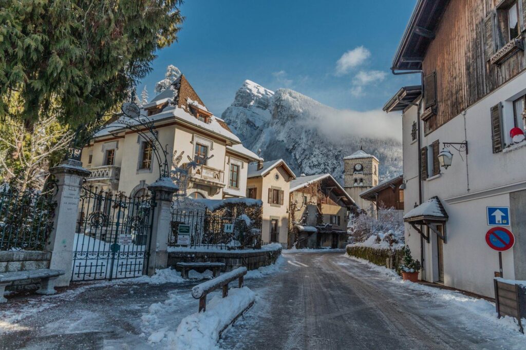 Rue enneigée bordée de chalets de montagne