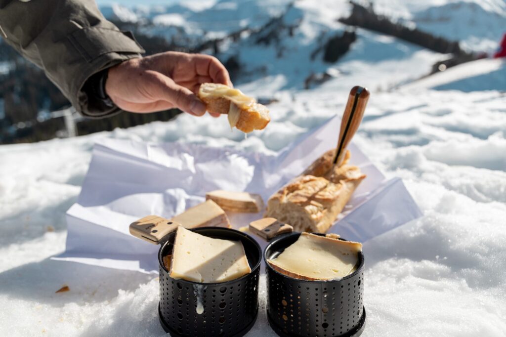 Chocolats chauds servis dans la neige