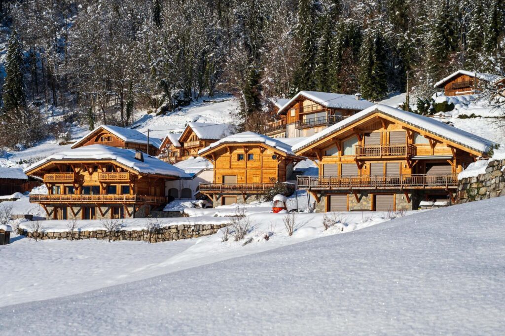 Chalet en bois traditionnel sous la neige