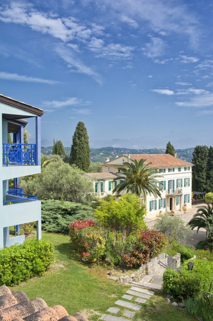 Jardin méditerranéen vu du ciel avec piscine