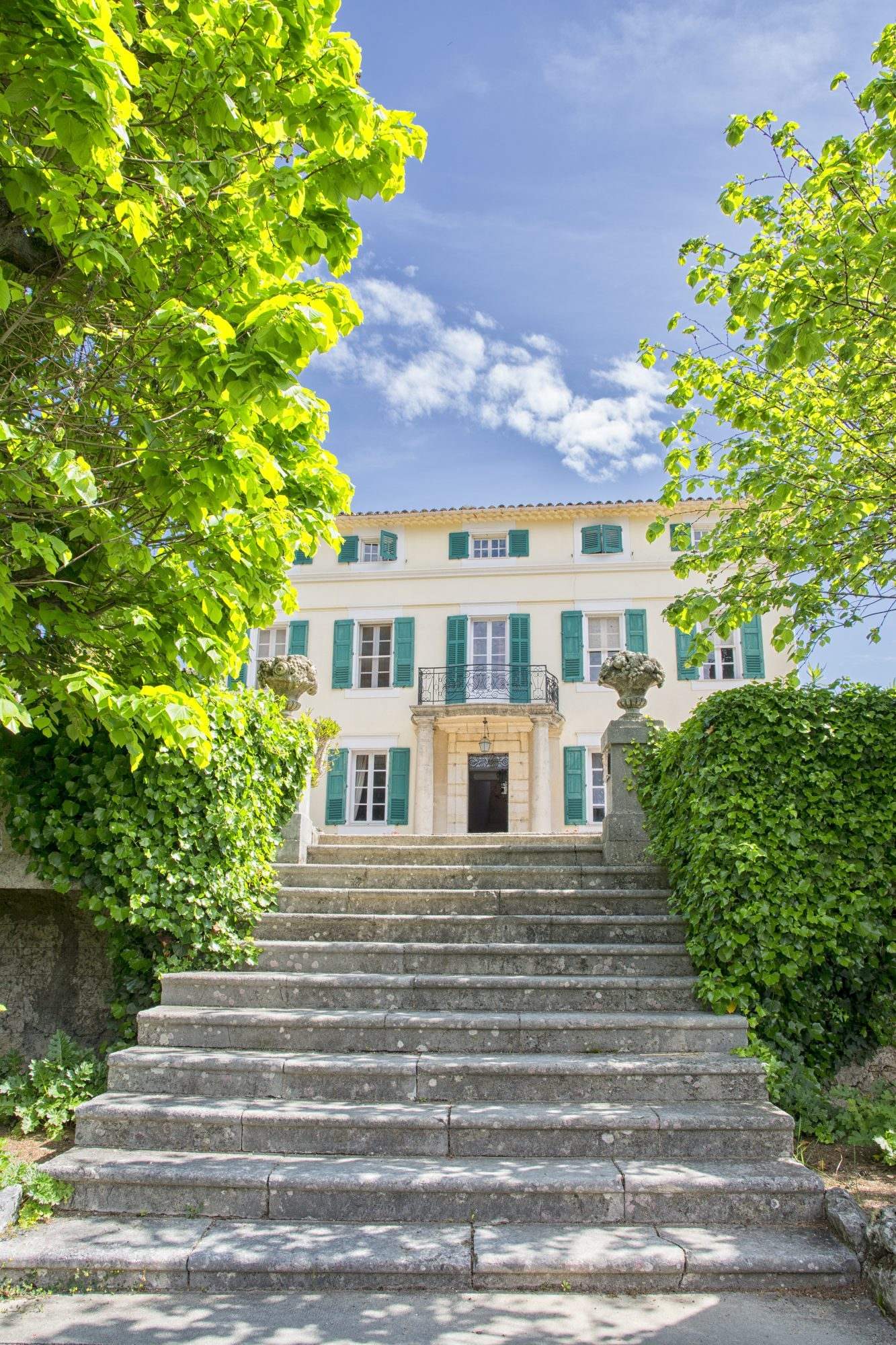 Escalier en pierre menant à une bastide