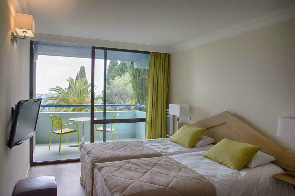 Chambre avec balcon et coussins jaunes