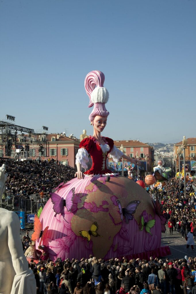 Figure de char de carnaval costumée