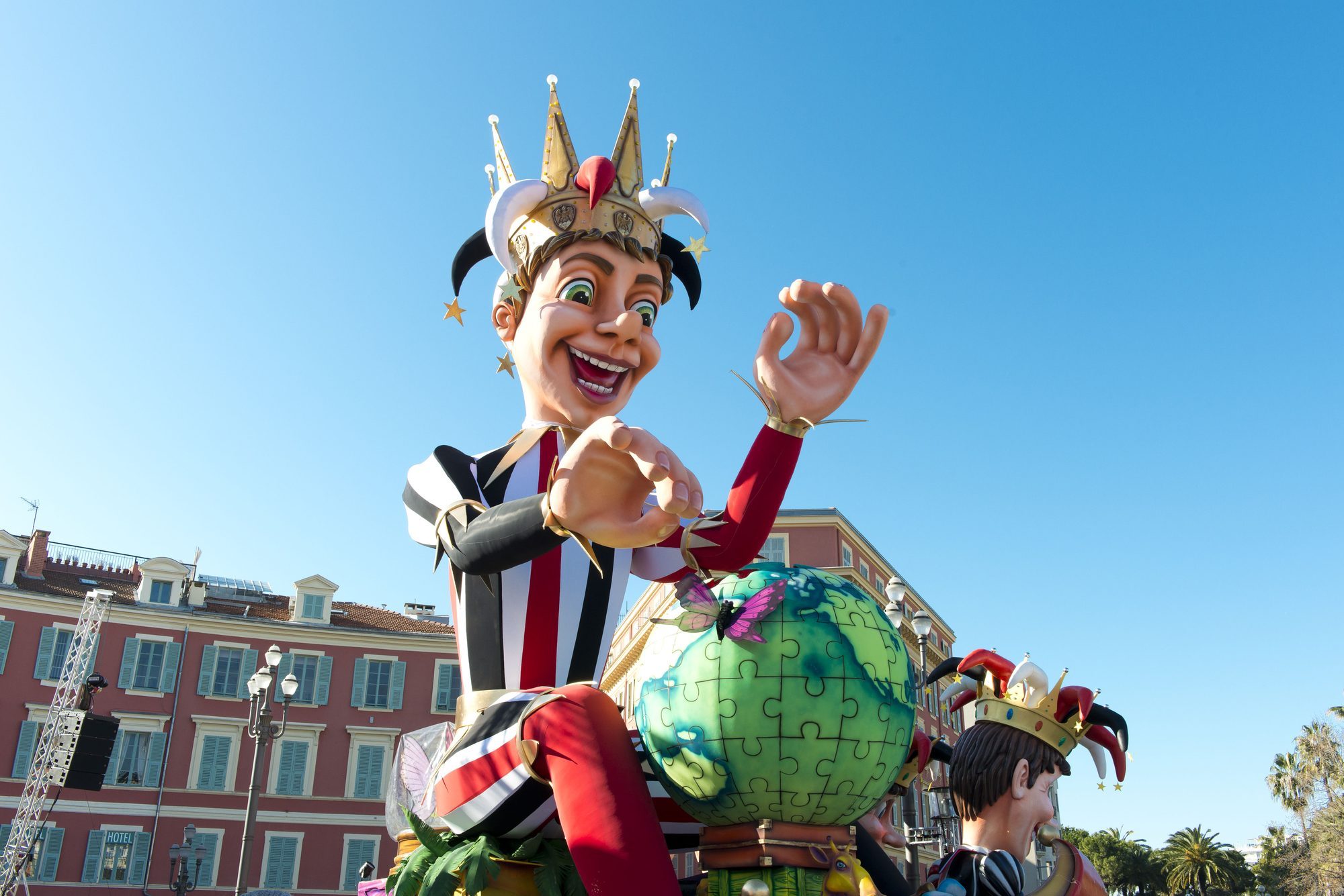 Personnages de carnaval sur un char
