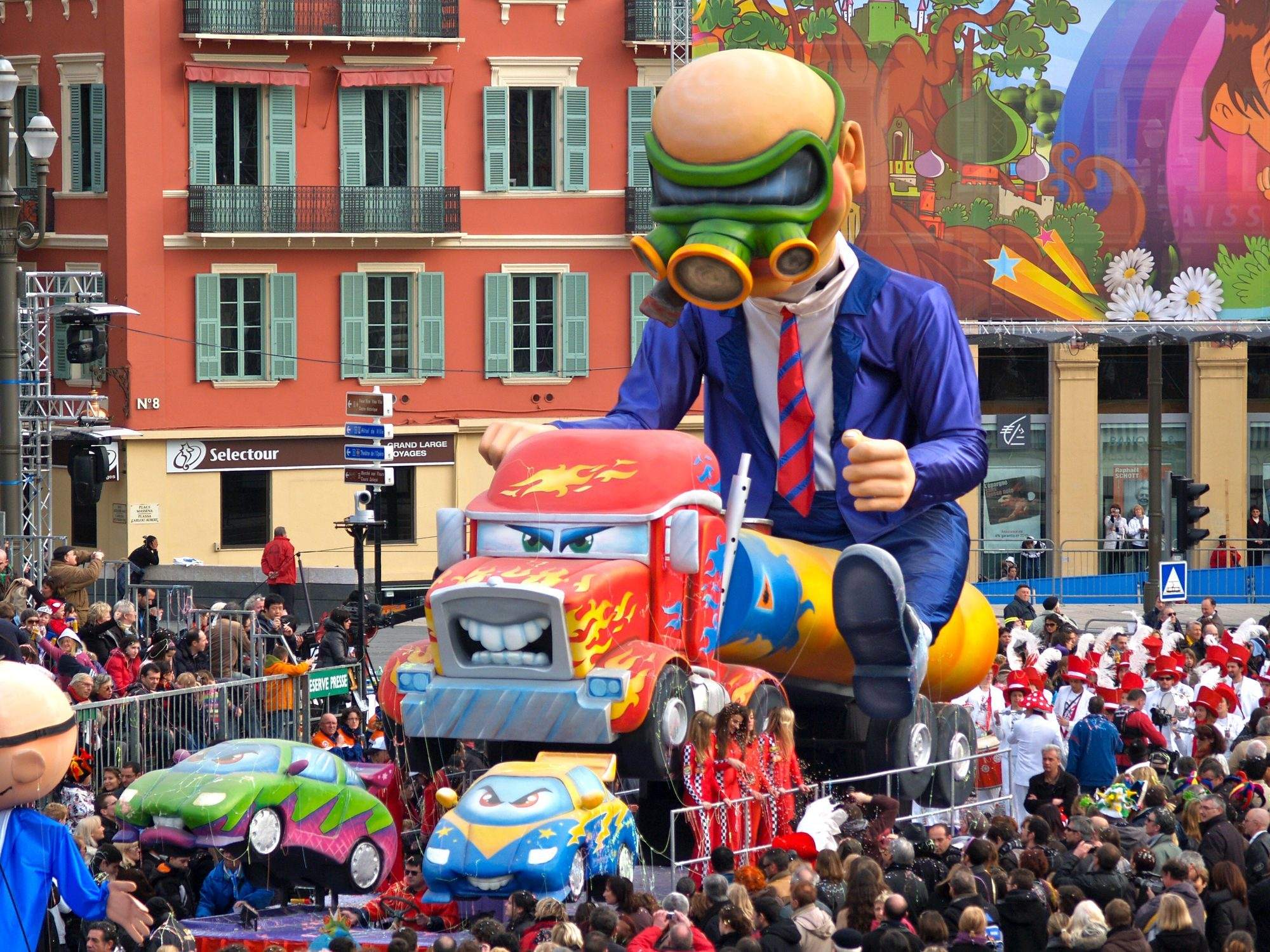 Grands personnages de carnaval devant la foule