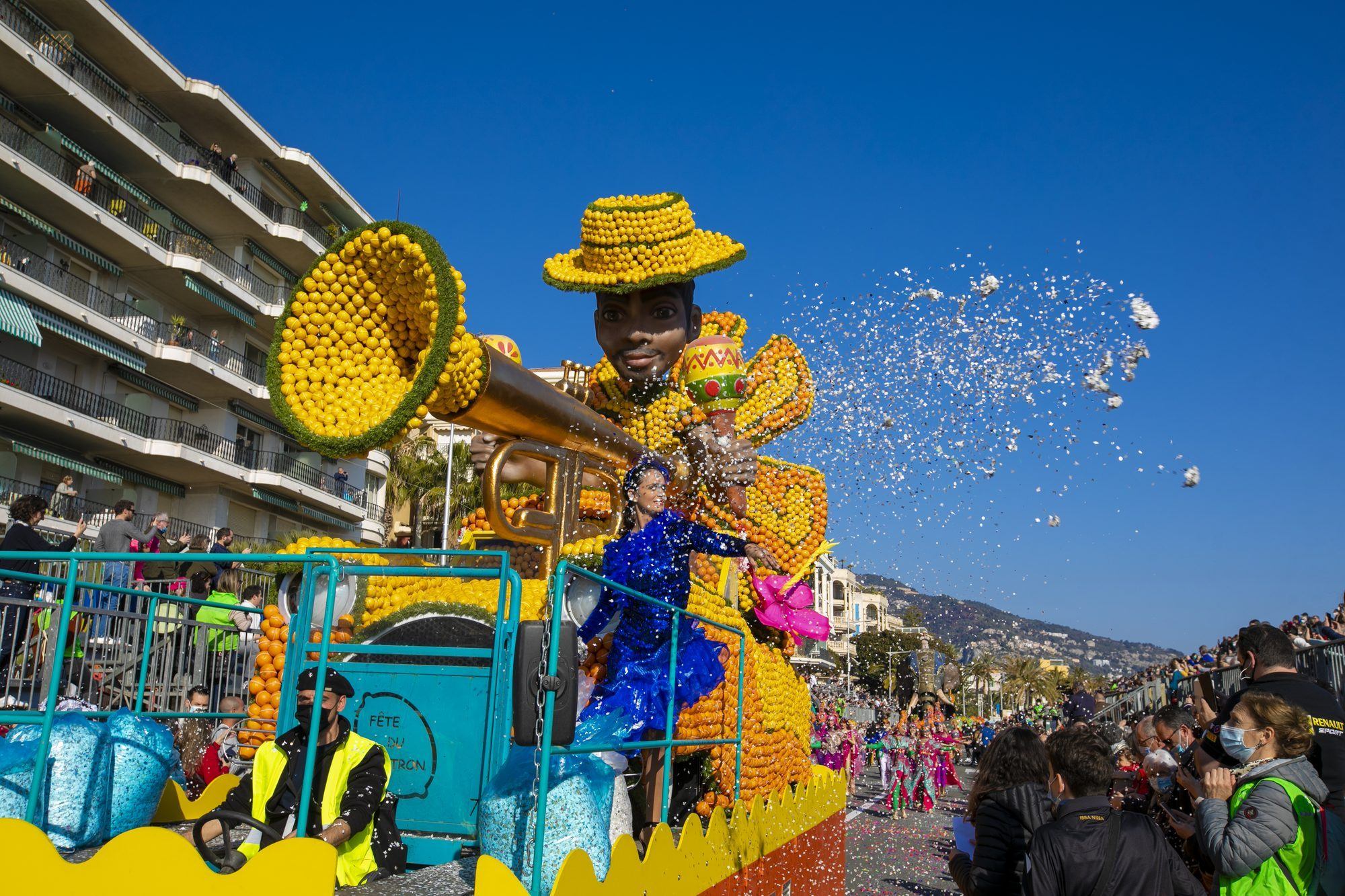 Char de carnaval coloré avec confettis