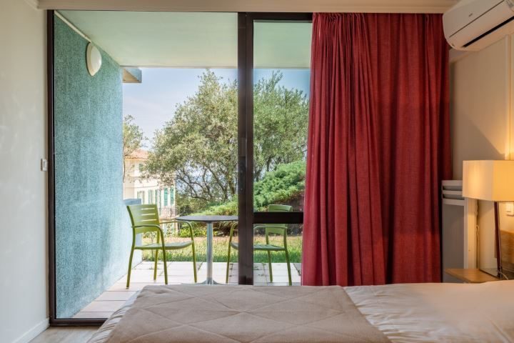Chambre avec accès direct à une petite terrasse