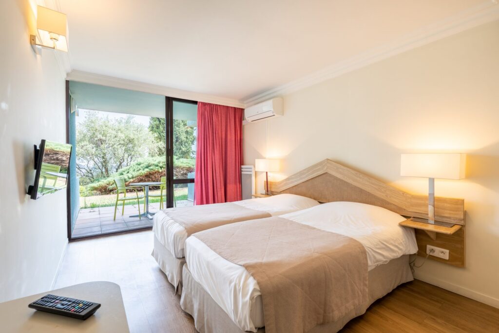 Chambre à lits jumeaux avec balcon