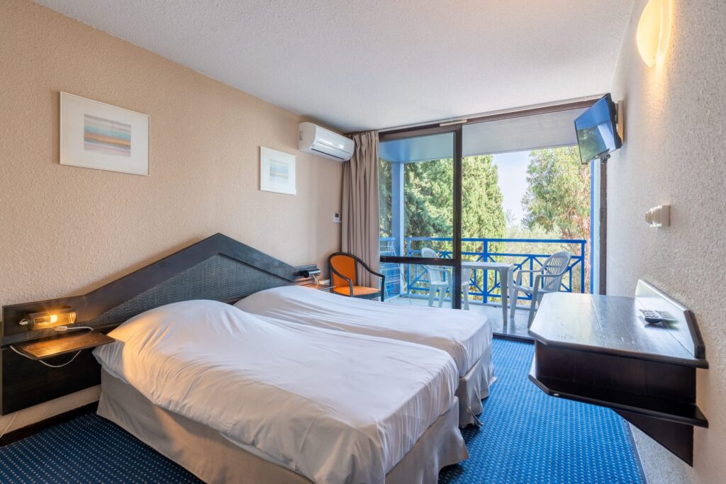 Chambre avec dressing ouvert
