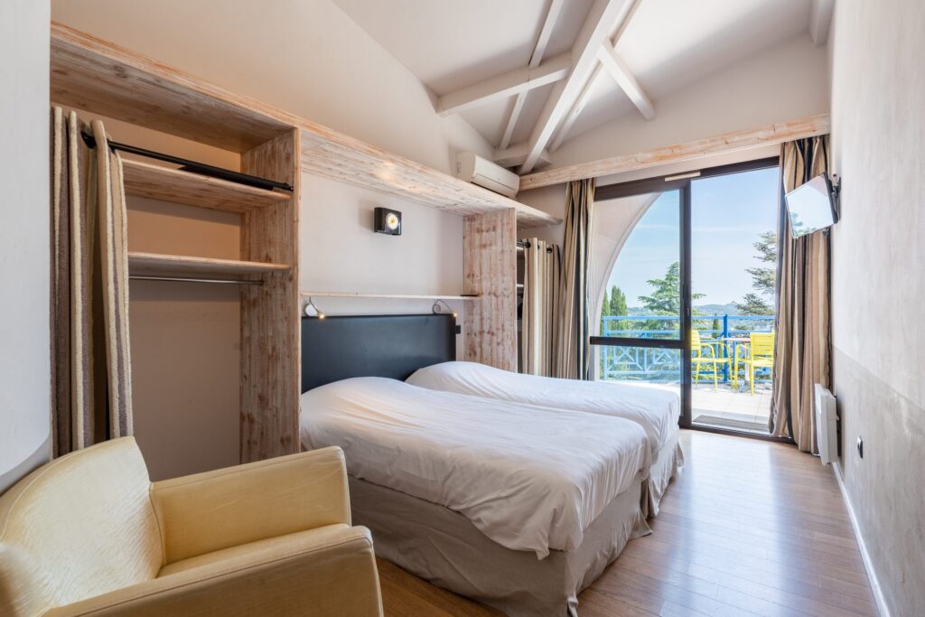 Chambre avec rideau rouge et balcon