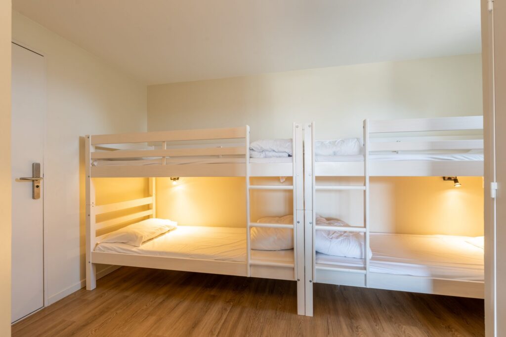 Chambre lumineuse avec grande baie vitrée