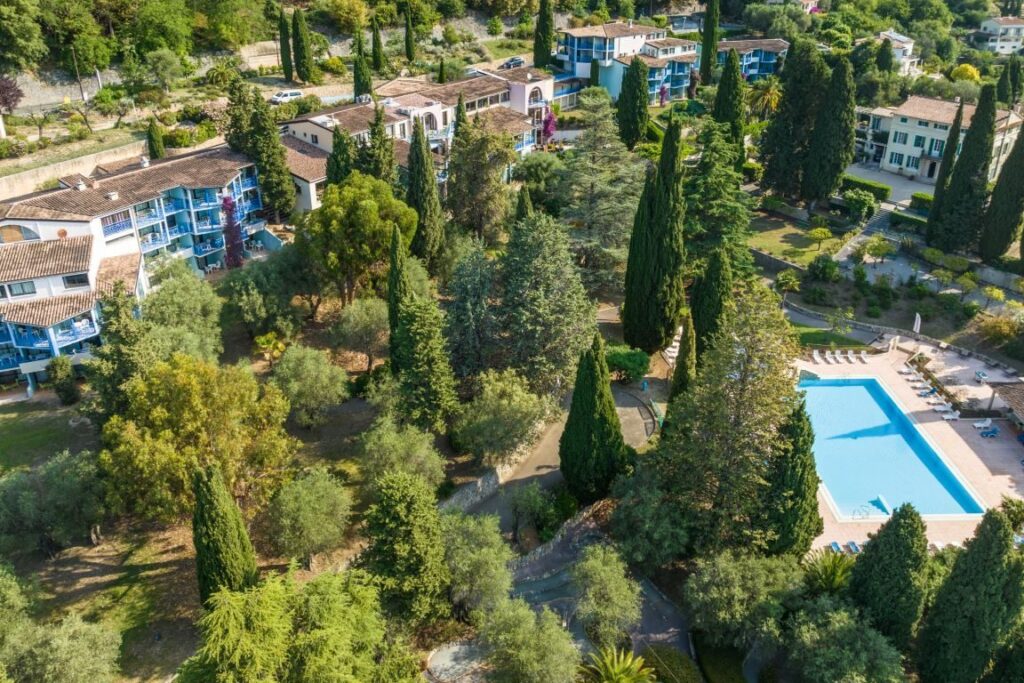 Jardin méditerranéen vu du ciel avec piscine