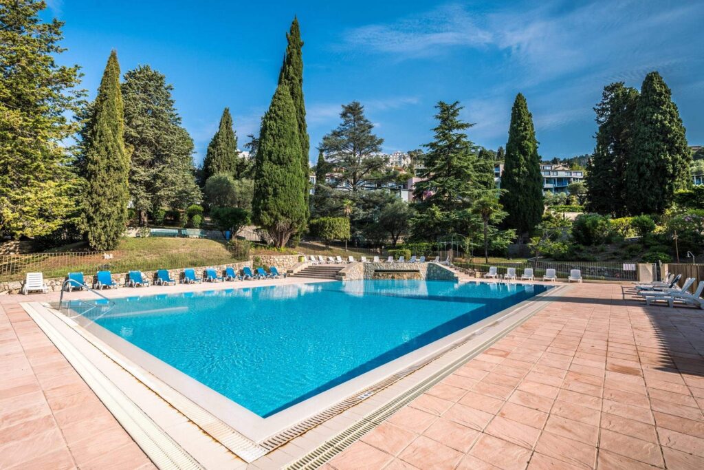 Piscine extérieure bordée de cyprès