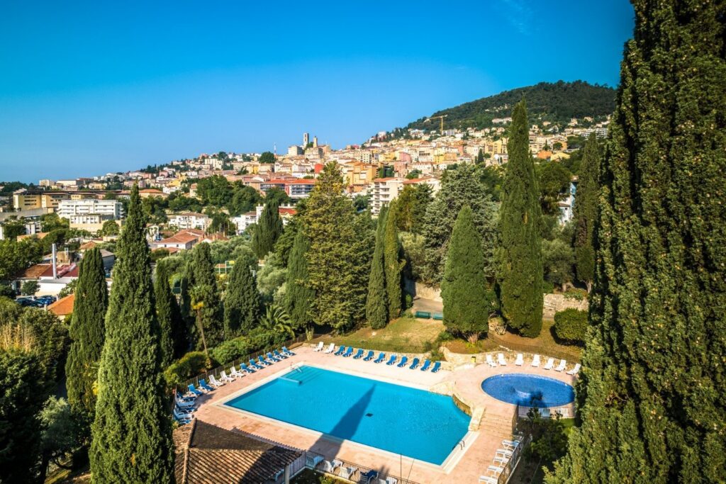 Piscine extérieure vue du ciel entourée de cyprès
