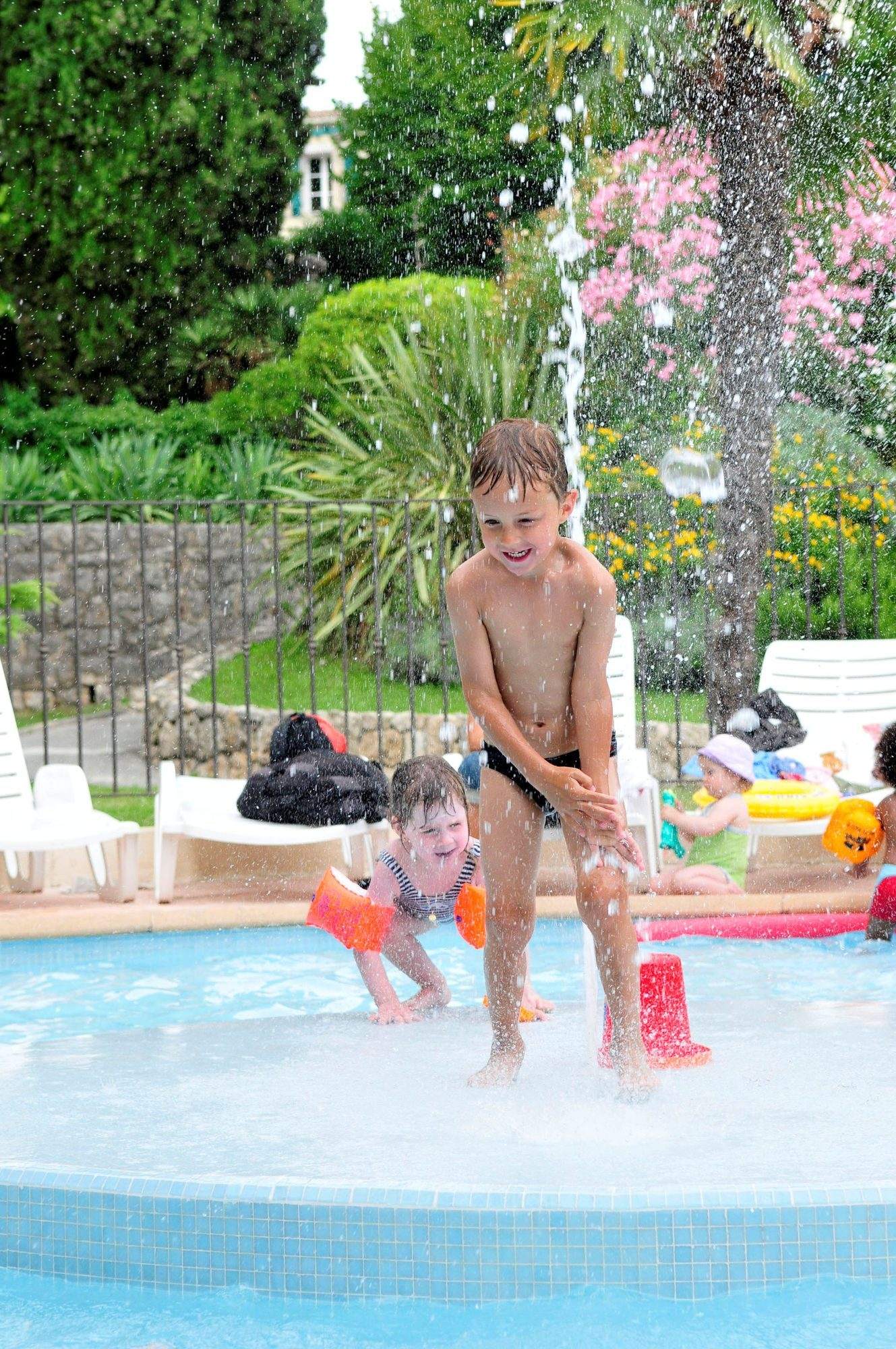 Enfant s'amusant dans une pataugeoire
