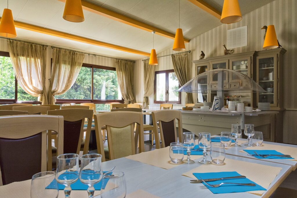 Salle de restaurant aux tons bleus et blancs